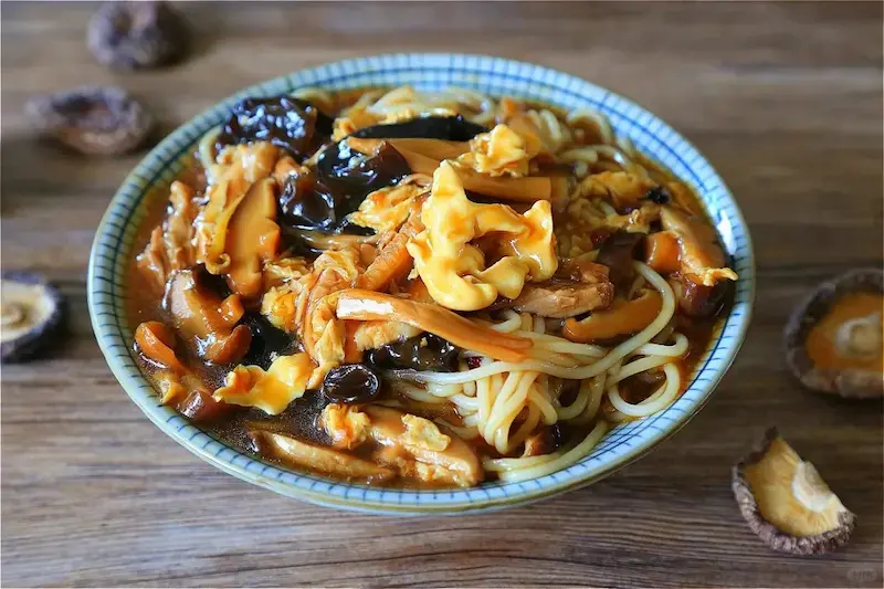 Old Beijing-Style Noodles in Thick Sauce