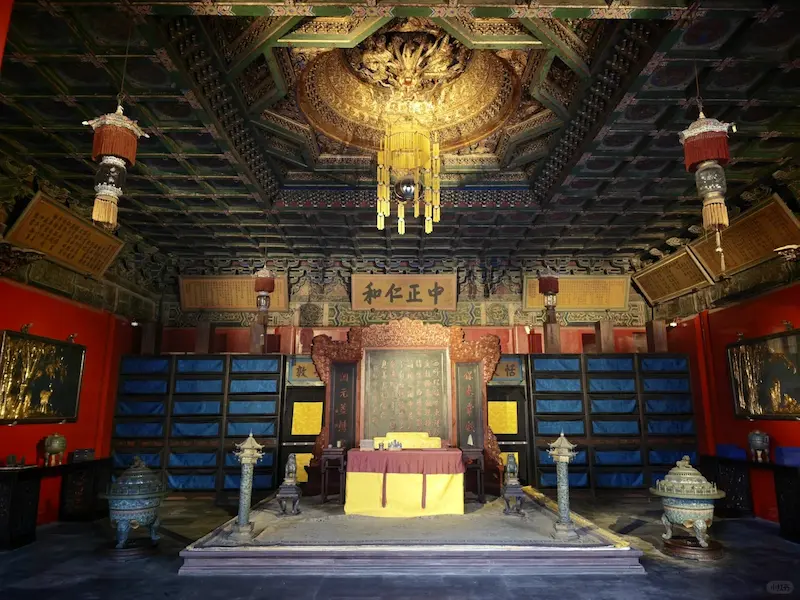 The interior of the Yangxin Hall, where the emperor conducted his official business