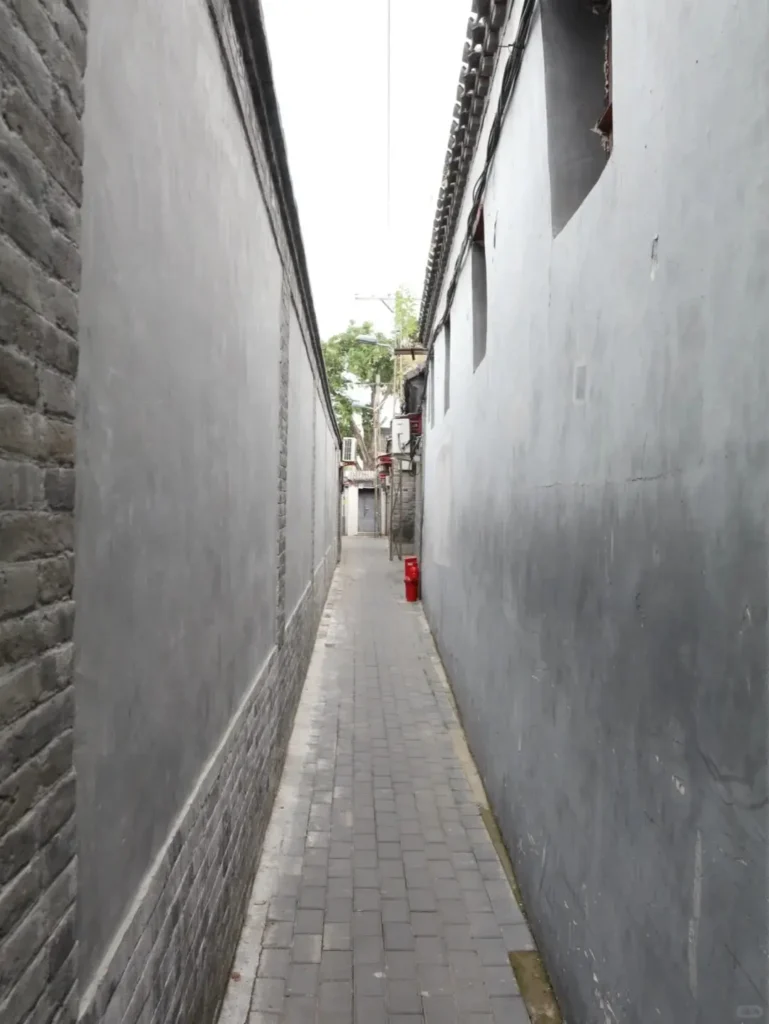 The narrowest part of Jiwan Hutong