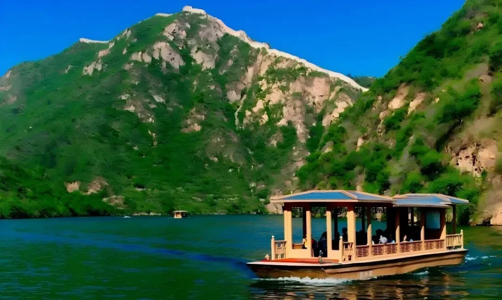 Pleasure boat on Haoming Lake
