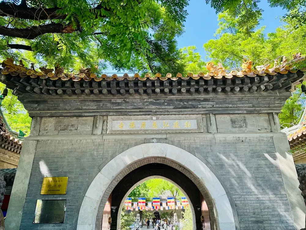 光辉的寺庙大门景色