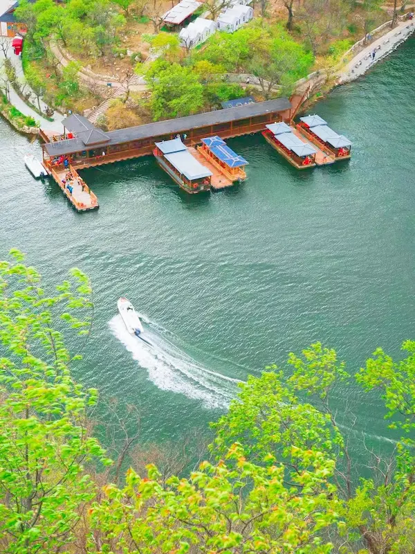 Speedboat on Haoming Lake