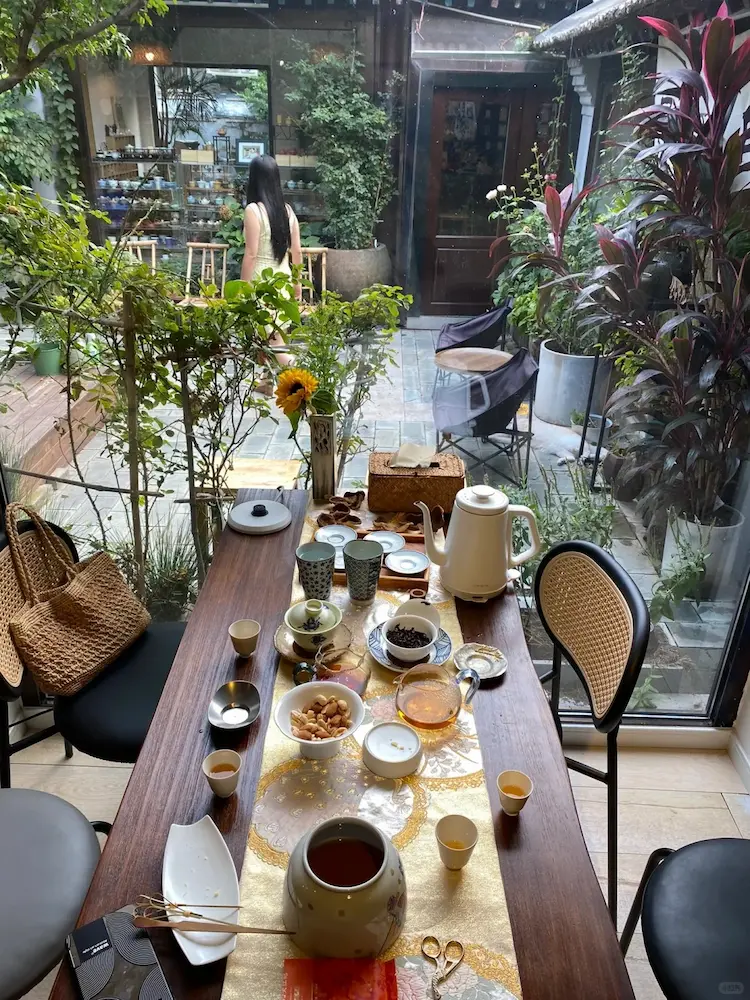 Scenes inside Chawei Teahouse