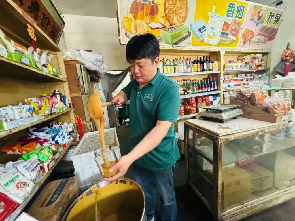 The store manager who sells sesame & peanut paste