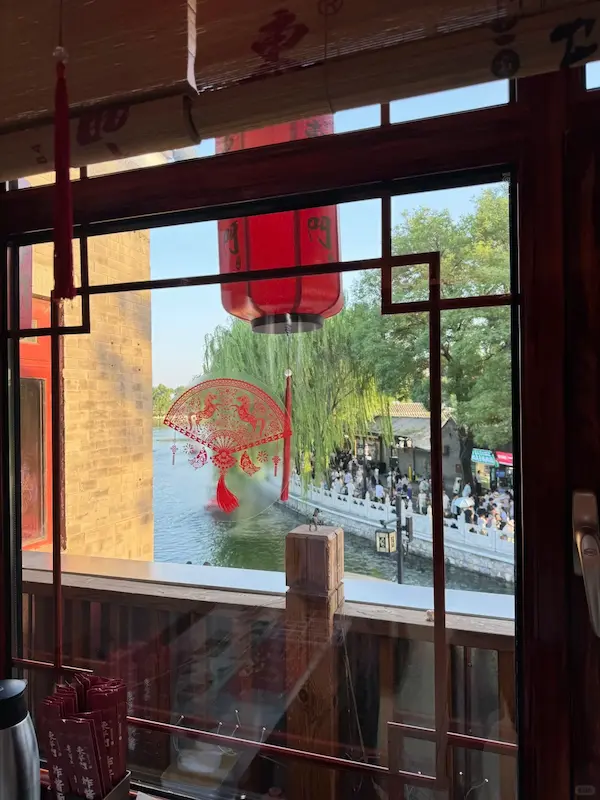 Sitting by the window, enjoying the view of Qianhai