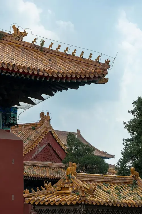 Ten mythical beasts at the eaves