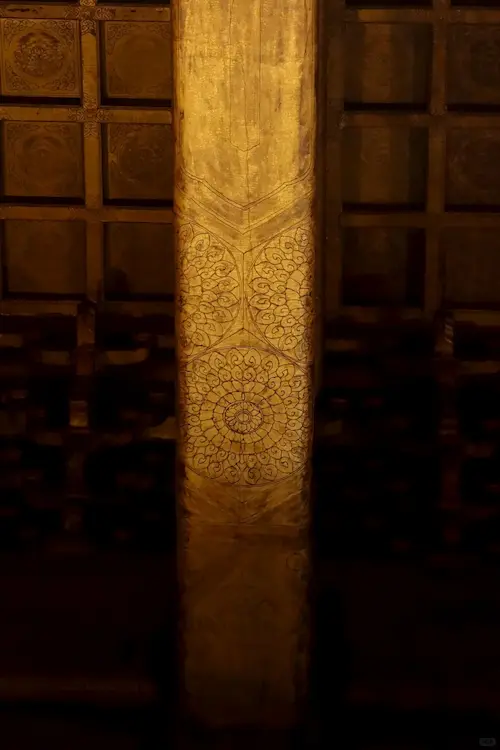 The beams on the roof of the Hall of Enjoyment are carved with patterns.