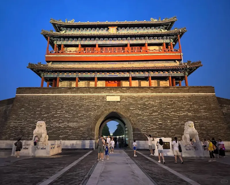 The sight of Yongdingmen lit up at dusk
