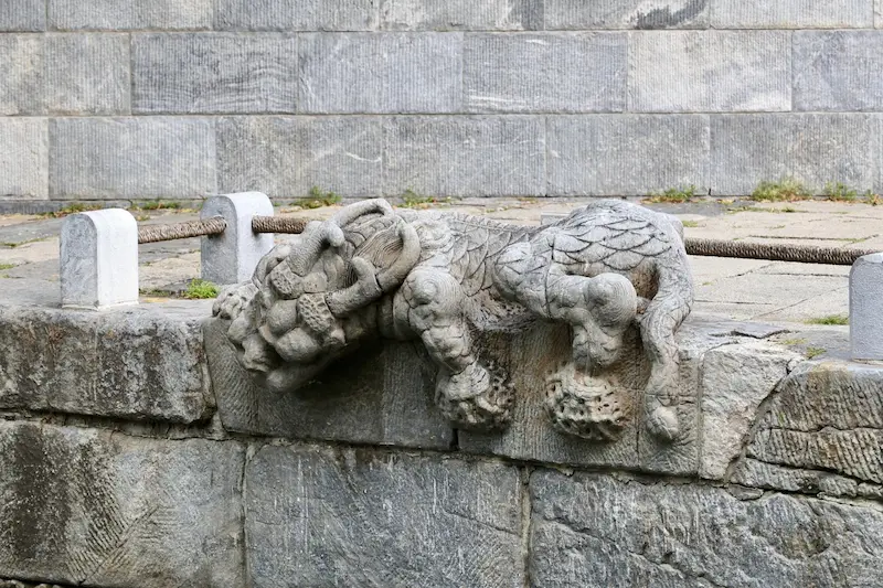 The water-suppressing beasts on the embankments on either side of Wanning Bridge